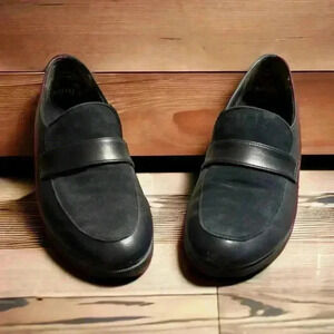 Munro size 7 narrow navy blue slip-on loafer. Leather upper. #MadeintheUSA